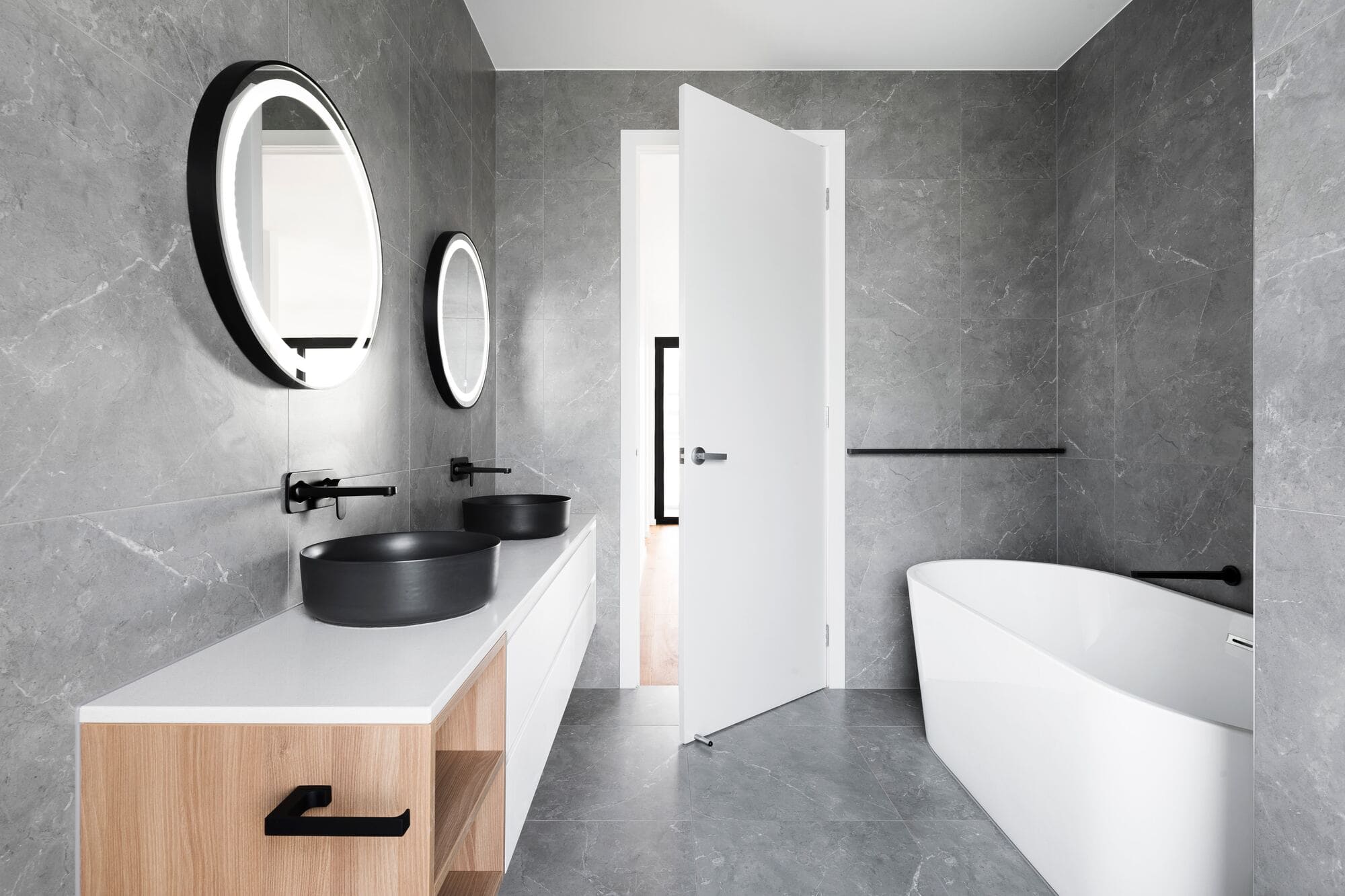 Realizzare un bagno dallo stile moderno e contemporaneo con i giusti rivestimenti e mobili bagno